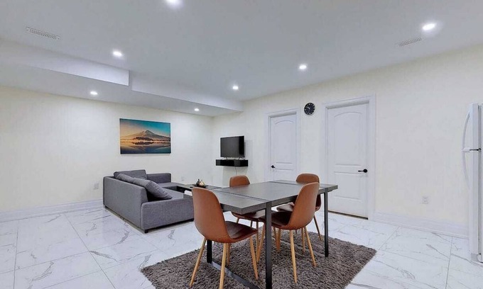 Kennedy Park Apartamento | Spacious 2 Bedroom Basement