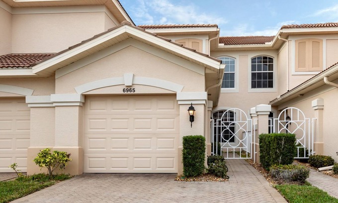 Palmer Ranch Condominio | Spacious 2 bedroom+ den condo in Arielle on Palmer Ranch condominiums for rent