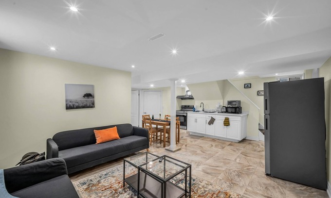 Newtonbrook Casa | Spacious 2 Bedroom Guest Suite in North York