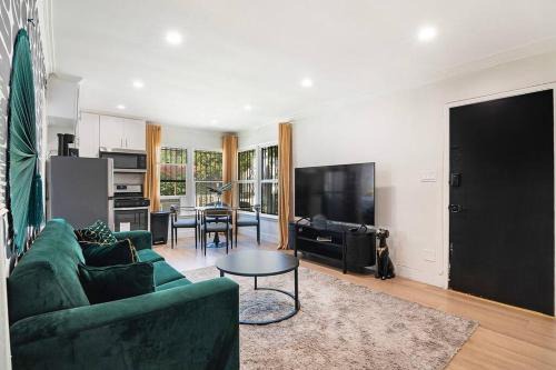 The Flats Apartamento | Spacious 2-Bedroom Hollywood Apartment near Sunset Blvd