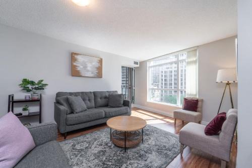 Fort York Apartamento | Spacious 2 Bedroom plus Den, 2 Bath, Sleeps 5 with Balcony and Lakeview Downtown Toronto Condo