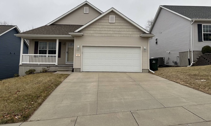Cedar Rapids - Iowa City Casa | Spacious 2 bedroom 2 bath house . Quiet and friendly neighborhood