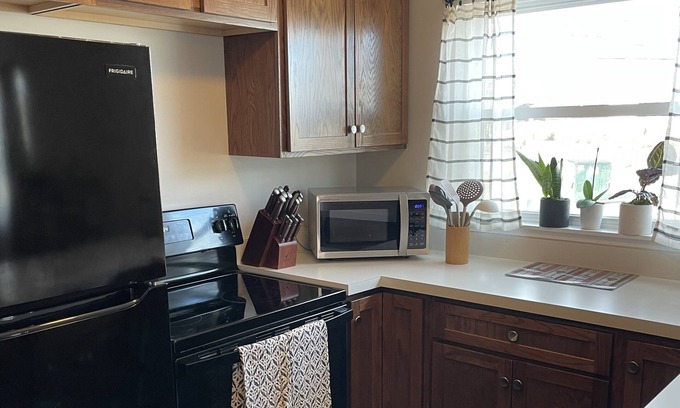 Cross Lanes Apartamento | Spacious 2-bedroom apartment in convenient Cross Lanes with WiFi, AC
