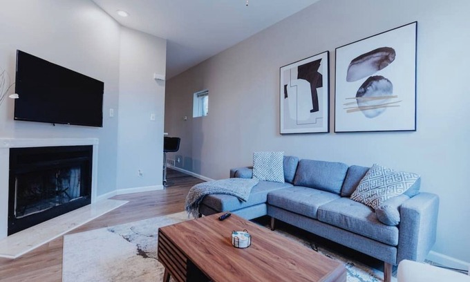 Soulard Apartamento | Spacious 2-BR First-Floor Soulard Apt—Desk, Smart-Lock, Free Parking