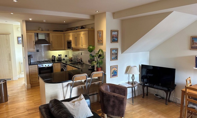 Faraday Apartamento | Spacious 2 double bedroom apartment w free off-street parking & superfast WiFi.