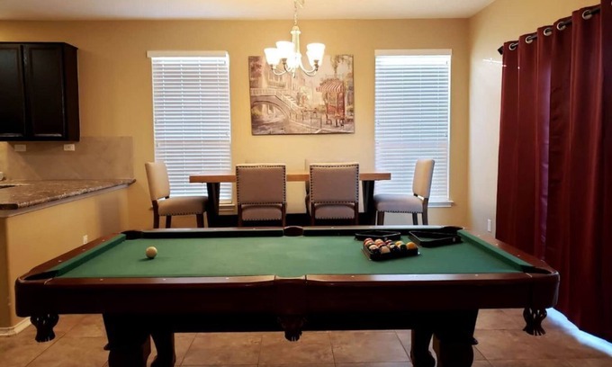 Southside Casa | Spacious 2 Story Corner Home (Lackland AFB BMT)