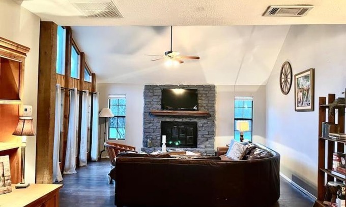 Cedar Creek Casa | Spacious 2 Story Rustic Retreat
