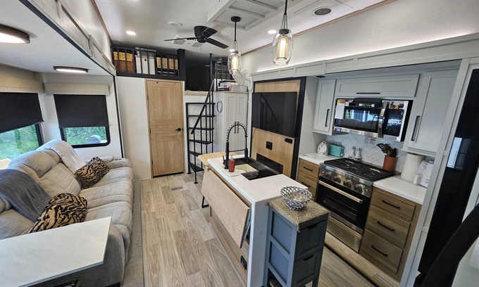 Lorena Casa | Spacious 2025 Destination RV Sleeps 9