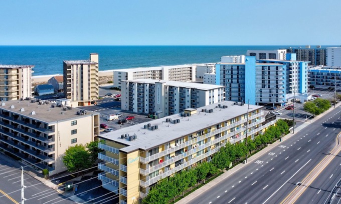 Montego Bay Condominio | Spacious 2B/2B condo just steps from the beach. Sleeps 9 comfortably