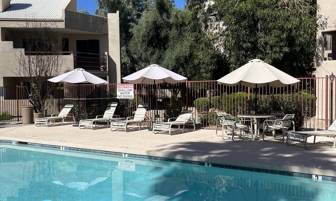 Paradise Valley Village Condominio | Luminoso y espacioso condominio de 2 bd 2 ba completo w / lanai privado w / golf y vista a la montaña