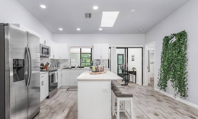 Lochmoor Waterway Estates Casa | Spacious unit w/ bonus Florida Rm! Outdoor Dining