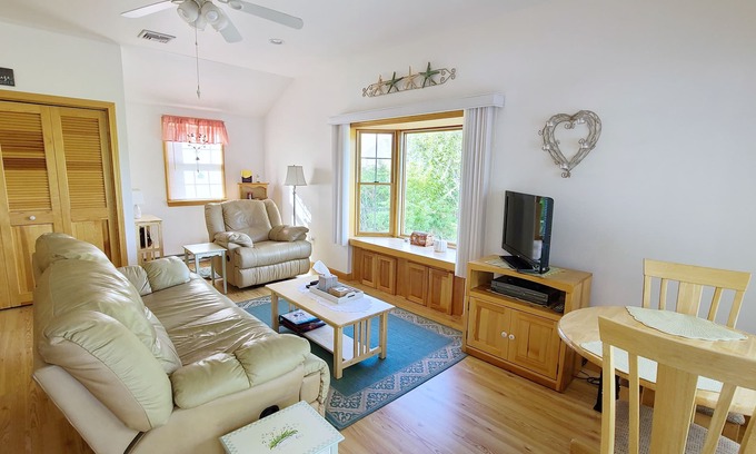 Wellfleet Casa | Nuevo listado - Amplia casa 2BD - A / C, cerca de Cape Cod Rail Trail y Marconi Beach.