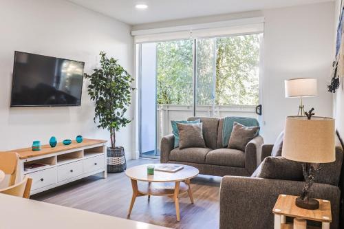 Wilshire Montana Apartamento | Spacious 2BDR in SM - 5 minutes walk to the beach!