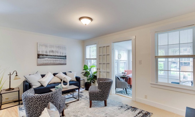 Old Town West Apartamento | Spacious 2BR 2Level Apt - Walkable to metro!