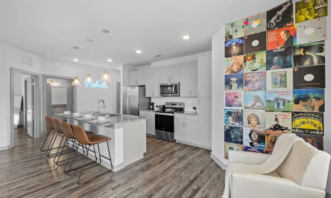 Metrocenter - North Rhodes Park Apartamento | Spacious 2BR - 9min to Broadway!
