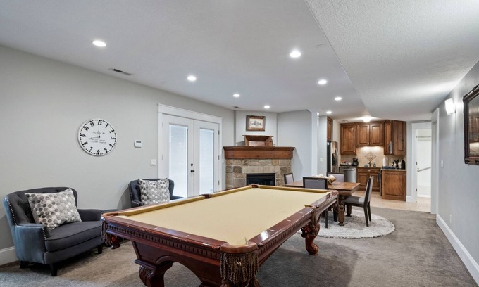 Sunset Heights Apartamento | Spacious 2BR Basement Suite w/Hot Tub, Theater, Full Kitchen. Near UVU/BYU