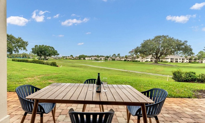 Wesley Chapel Condominio | Spacious 2BR Golf Course Condo w/ Large Patio, 4 Queen Beds & Workspaces – Perfect for Any Getaway!