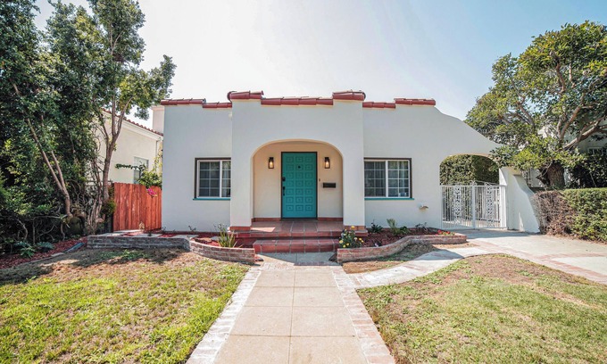 Sawtelle Casa | Spacious 2BR House by Santa Monica Beach – Front & Back Yard