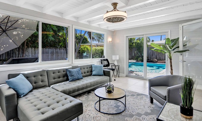 Central Corals Casa | Spacious 2BR in Coral Heights w BBQ/Pool, sleeps 6