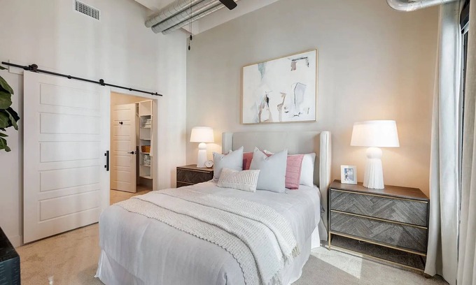 Downtown Houston Apartamento | Spacious 2BR Luxury Home @ Walkable to Downtown Skyline Views