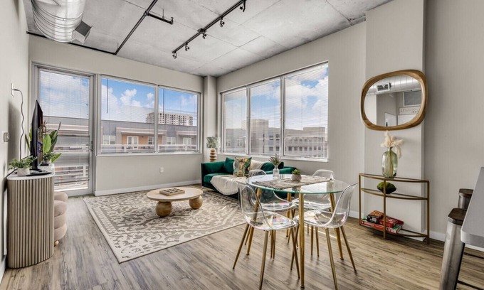 Historic Uptown Apartamento | Spacious 2BR Retreat– Perfect for Tropicana Events