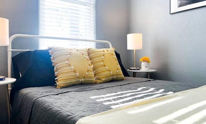 Pittsburgh Condominio | Spacious 2BR, Sleeps 6+ Art Inspired & Affordable