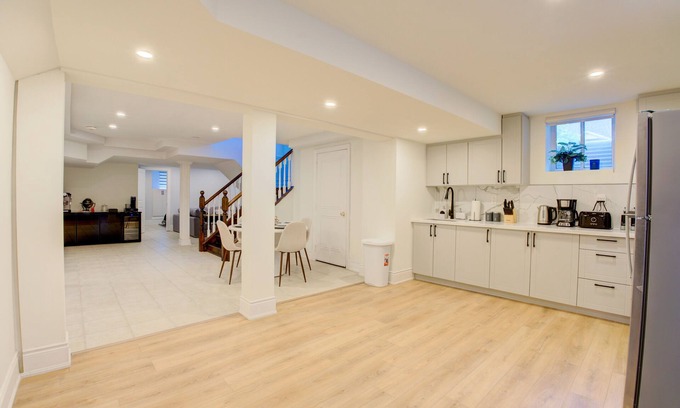 Churchill Meadows Apartamento | Spacious 2BR Suite Fully Equipped W/ Free Parking!