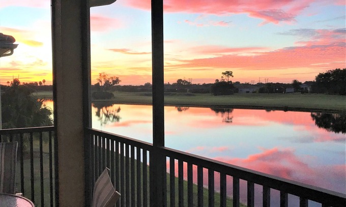 Braden River Condominio | Amplio condominio en el segundo piso con vista al lago, 3 dormitorios / 2 baños, golf incluido, mascotas bienvenidas.