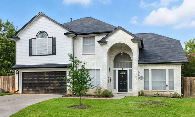 Saxony Casa | Spacious 3/ 21/2 house 24 min drive to Austin downtown