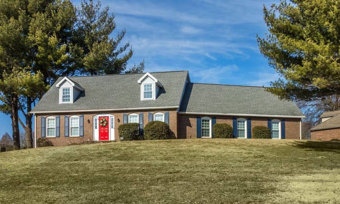 Newburgh Casa | Spacious 3,400 Sq Ft Family Retreat - Sleeps 11 - Game Room + Lake View