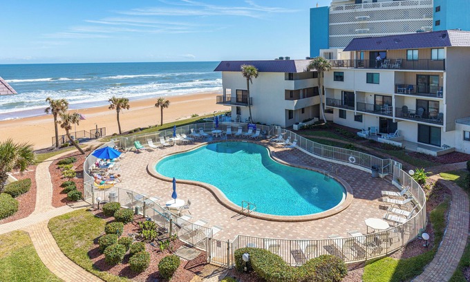 Ormond Beach Condominio | Spacious 3 bd 3 bath unique condo on no drive beach. Lg. deck, for entertaining
