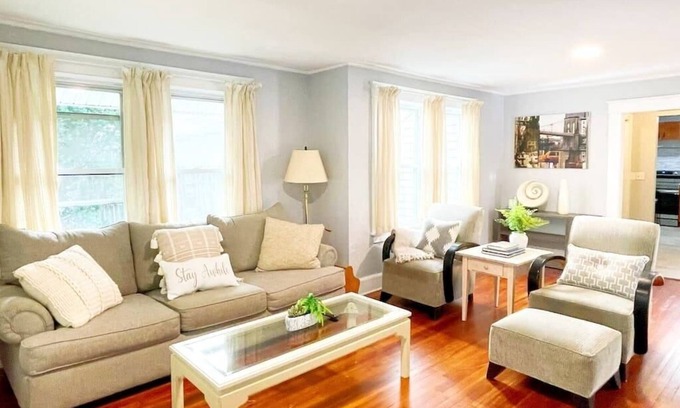Cove - East Side - Shippan Casa | Spacious 3 Bd Home Pet Friendly, Parking and Laundry