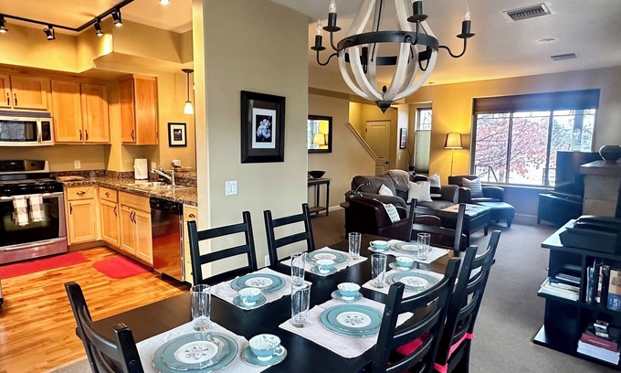 Hailey Casa | Spacious 3 BDR Pet Friendly, Hottub, Pool