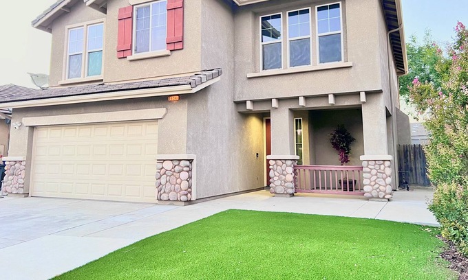 Raisin Casa | Spacious 3 bdrm/2.5 ba + loft near Clovis/hospital