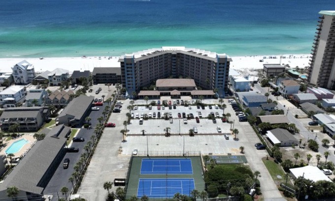 Crescent Beach Condominio | Spacious 3-bedroom condo end unit with wrap around balcony 6th floor west view