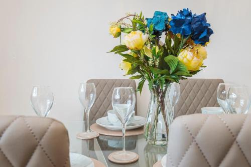 Custom House Apartamento | Spacious 3 Bed 1 Bath Hse w guest toilet w parking Near Excel - E16