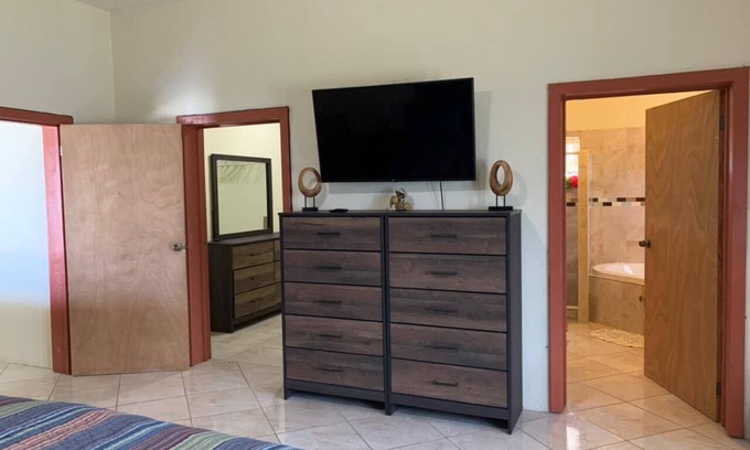 Estate Strawberry Hill Casa | Spacious 3-Bed 2-Bath Fully Air Conditioned Home