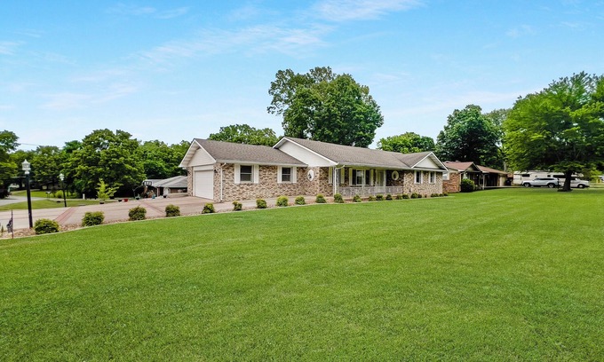 Mountain Home Casa | Spacious 3 bed, 2 bath home, 5 min to town square, close to Baxter Hospital