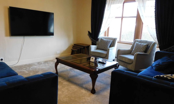 Drumchapel Casa | Spacious 3 Bed Family Friendly Home with Garden & Parking, Sleeps 6 & Baby, Nea