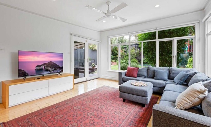 Kensington Casa | Spacious 3-Bed Home near Flemington Racecourse