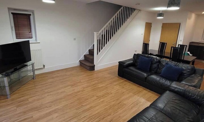 Fenny Stratford Casa | Spacious 3 bed house with ensuite and free parking