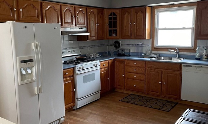 Alden Manor Apartamento | Spacious 3 bed unit in the heart of Elmont. Fully renovated with new furniture.