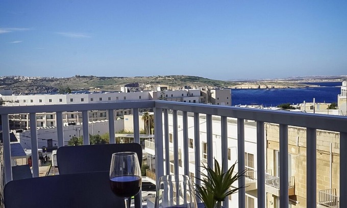 Qawra Apartamento | Spacious 3 Bedroom Apartment Central located with sea views