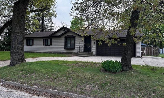Lyndon Station Casa | Spacious 3 bedroom home minutes away from Wisconsin Dells and Castle Rock Lake.
