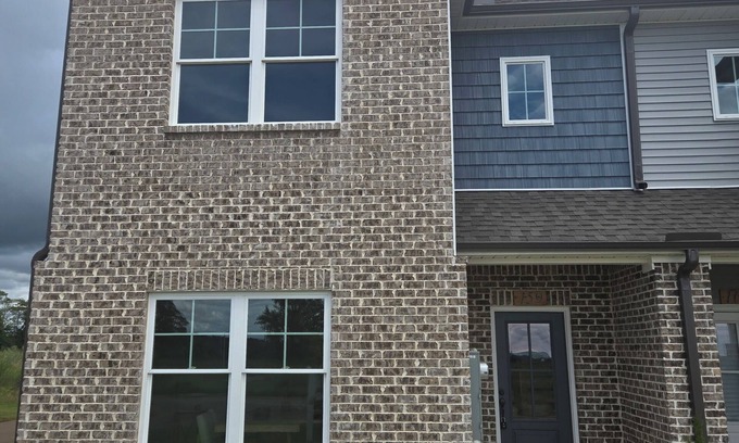 Normal Casa | Spacious 3-bedroom townhome just minutes from downtown Hsv, Redstone Arsenal.