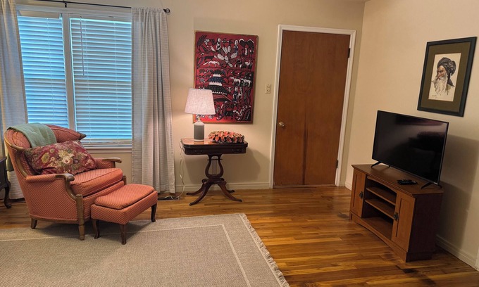 Lampasas Casa | Spacious 3 bedroom, 1.5 bath House. Wi-Fi, Roku TV, Fully stocked kitchen, etc!