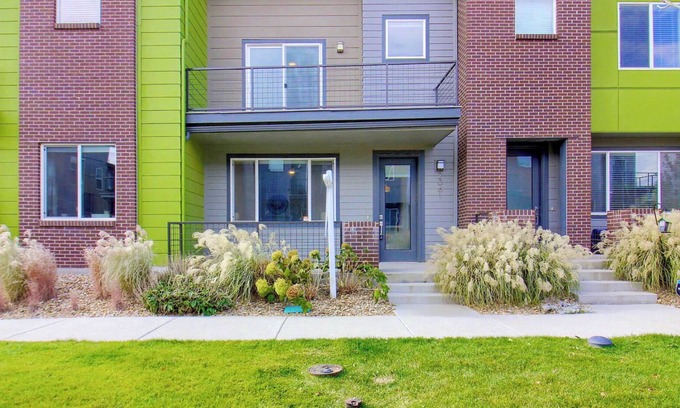 Twin Lakes Casa | Spacious 3 Bedroom,10 mins to downtown Denver, 25 mins to Boulder w/ WFH setup