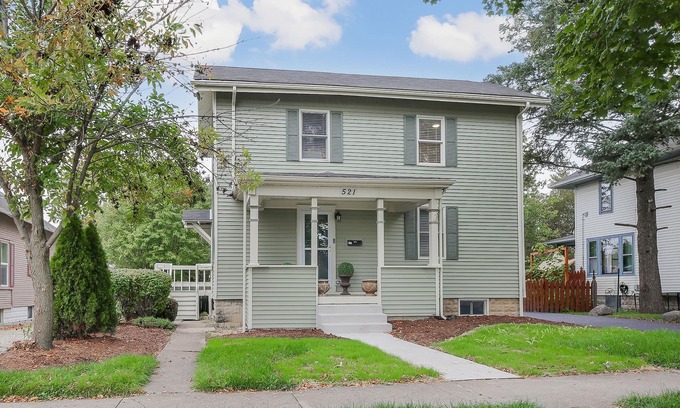 Naperville Apartamento | Spacious 3-bedroom apartment in DT Naperville with WiFi, AC and in unit Laundry!