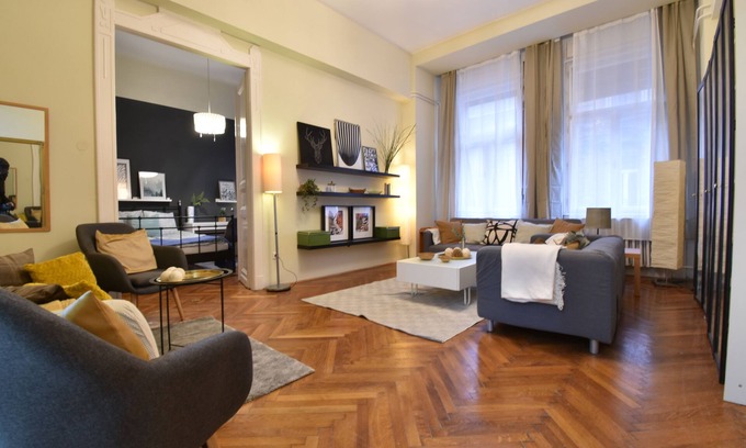 Csarnok negyed Apartamento | Spacious 3-bedroom apartment in charming Budapest with AC, WiFi