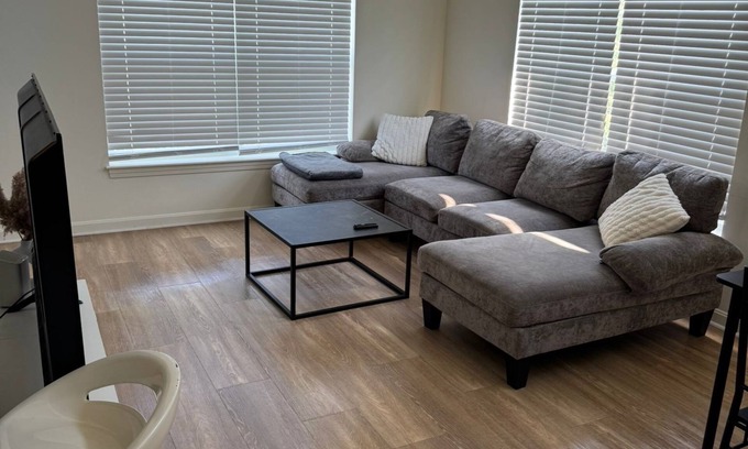 Randolph Apartamento | Spacious 3-bedroom apartment in tranquil Randolph with WiFi, AC
